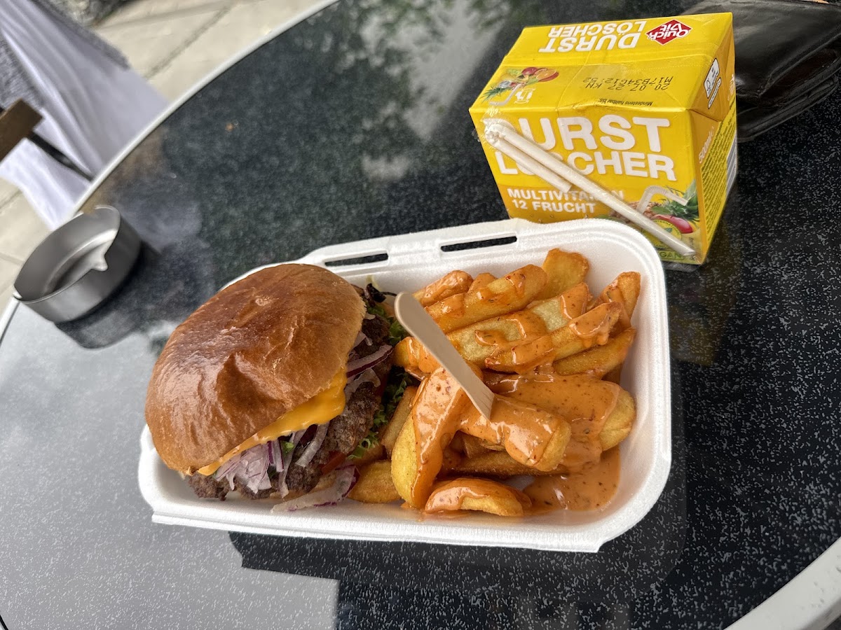 Cheeseburger mit loaded Fries und Soße