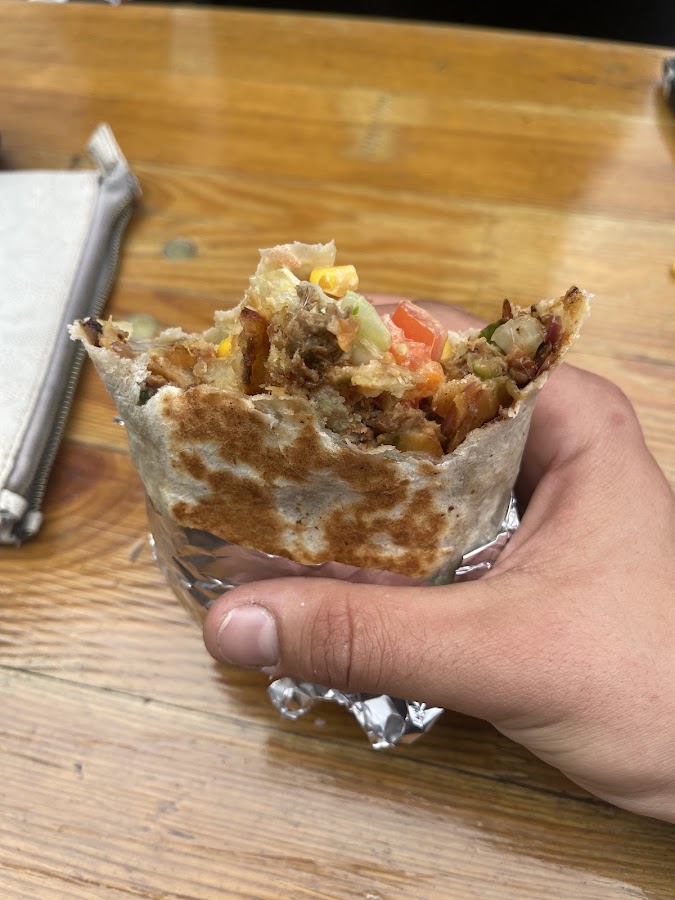 Angebissene Dürüm Kebab-Rolle mit frischer Füllung